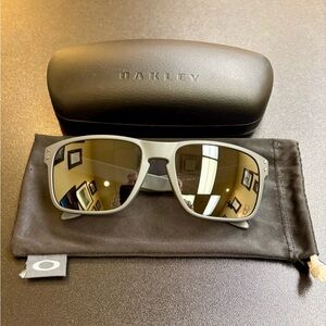 Oakley Holbrook Matte Gray Frame Sunglasses with Black Prism Polarized Lenses